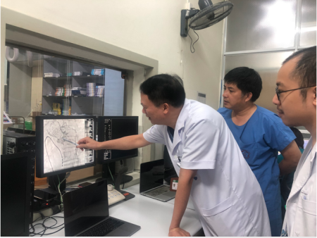 Lần đầu tiên bác sĩ tim mạch Việt Nam thực hiện thành công thay van trong van động mạch chủ